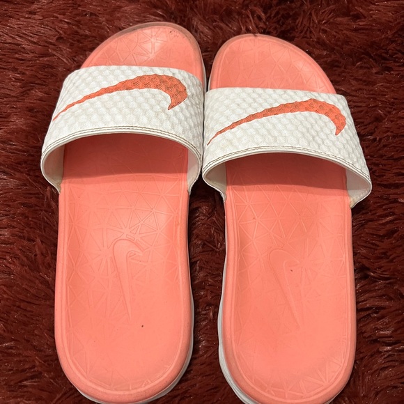 Womans Nike slides, size 10 - Picture 3 of 3